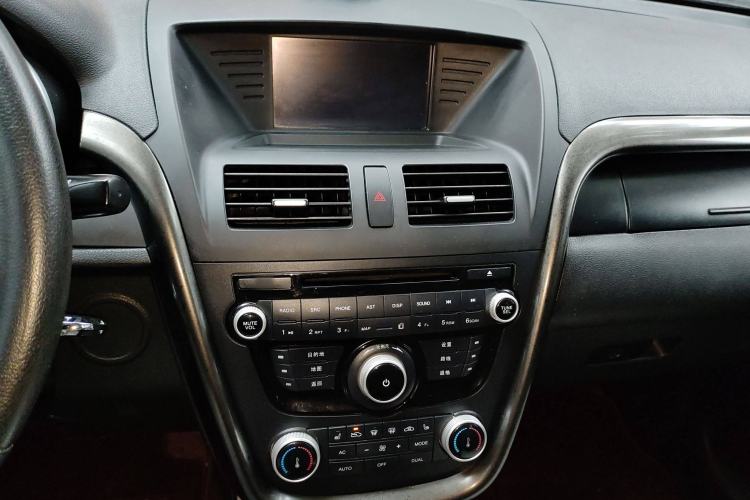 Used Bestune X80 2015 1.8T Automatic Luxury Model Center Console