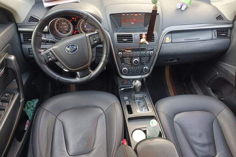Used Bestune X80 2015 1.8T Automatic Luxury Model Center Console