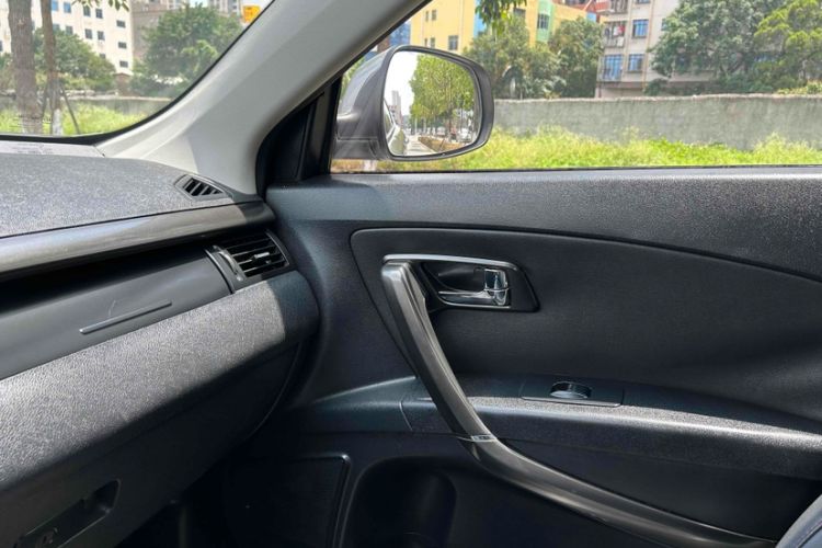 Used Bestune X80 2015 2.0L automatic luxury version Interior 10