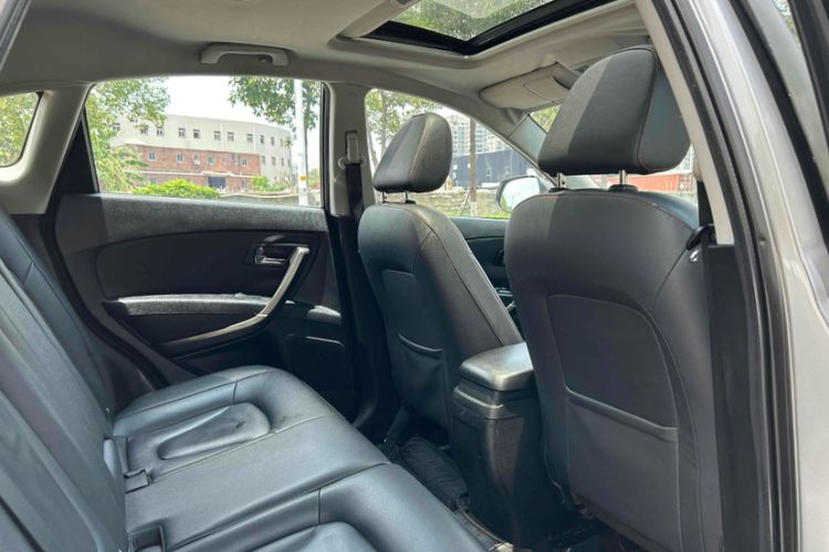 Used Bestune X80 2015 2.0L automatic luxury version Interior 12