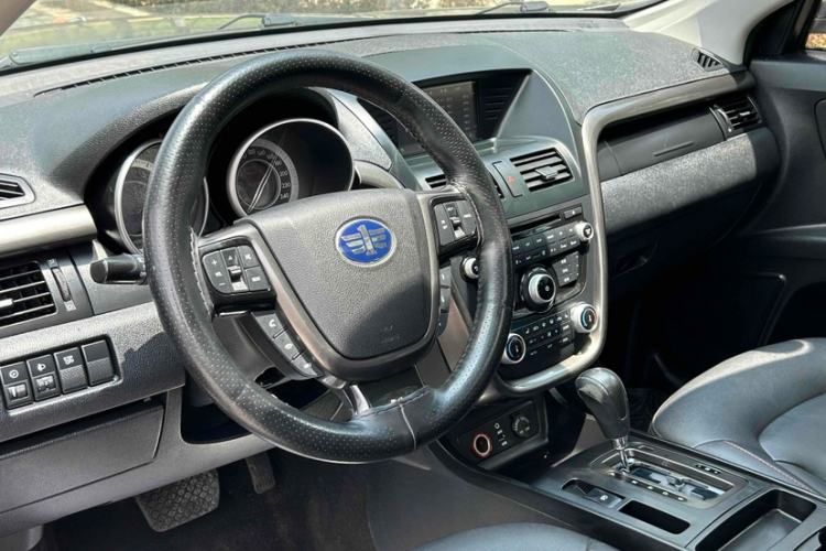 Used Bestune X80 2015 2.0L automatic luxury version Interior 2