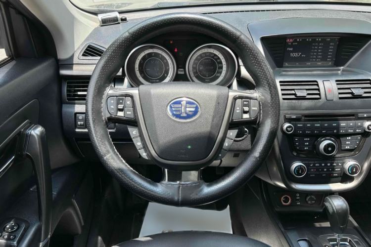 Used Bestune X80 2015 2.0L automatic luxury version Interior 3