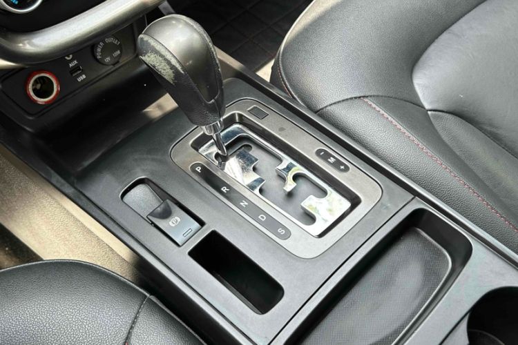Used Bestune X80 2015 2.0L automatic luxury version Interior 6