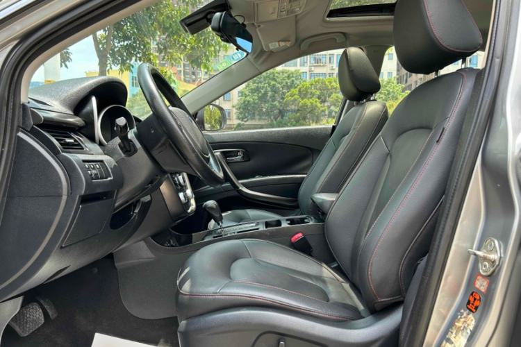 Used Bestune X80 2015 2.0L automatic luxury version Interior 8