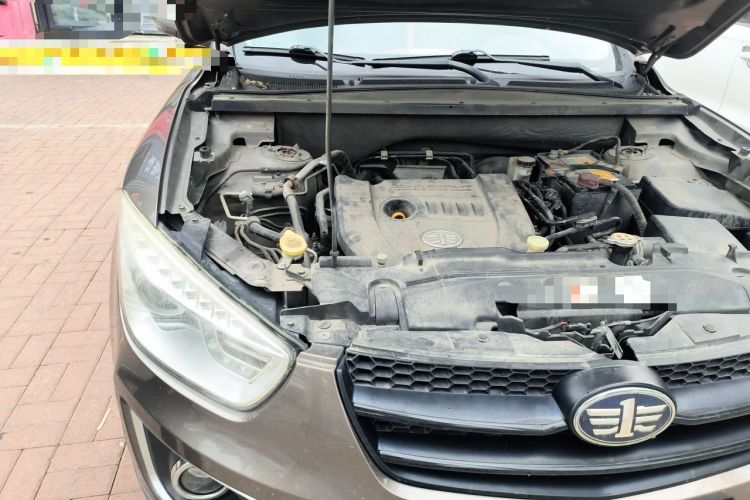 Used Bestune X80 2015 2.0L automatic luxury version Engine Bay Right