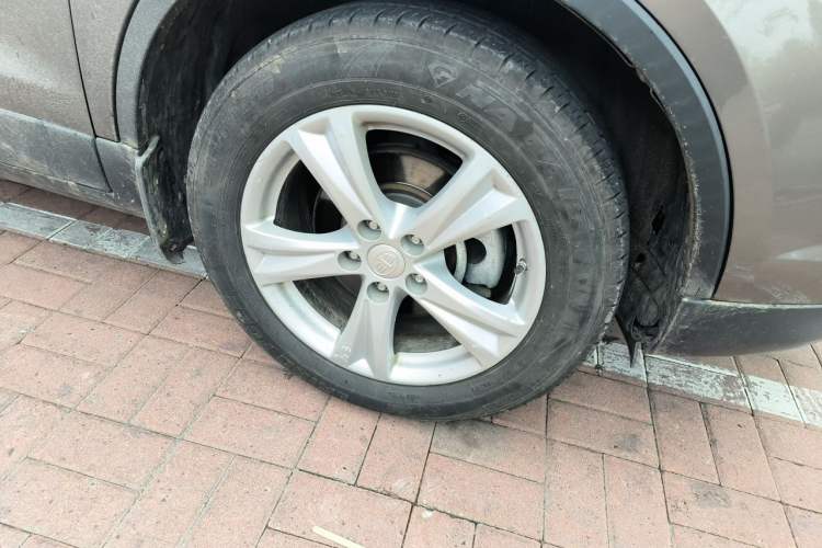 Used Bestune X80 2015 2.0L automatic luxury version Right Front Wheel Hub