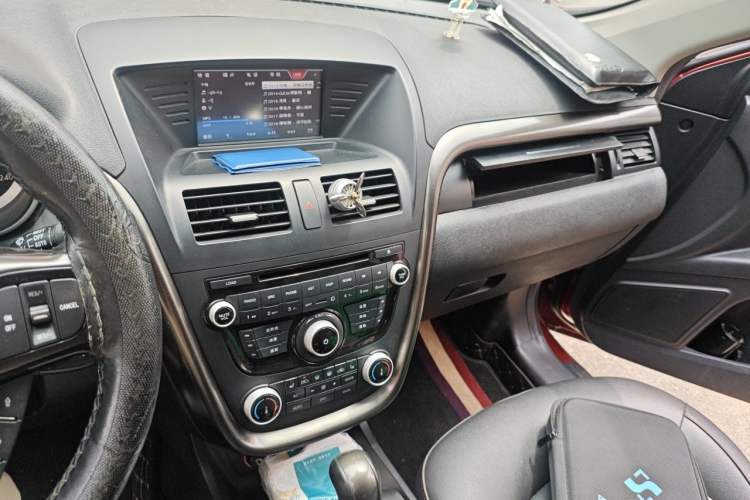 Used Bestune X80 2015 2.0L automatic luxury version Audio And AC Panel