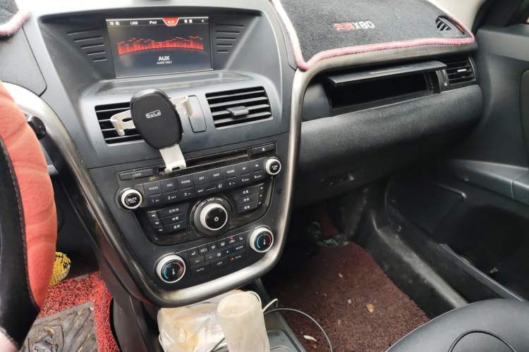 Used Bestune X80 2015 1.8T Automatic Luxury Model Audio And AC Panel