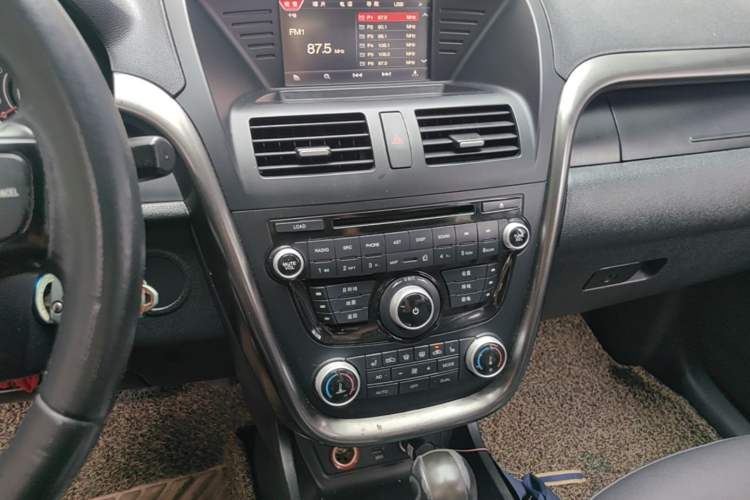Used Bestune X80 2015 2.0L automatic luxury version Audio And AC Panel