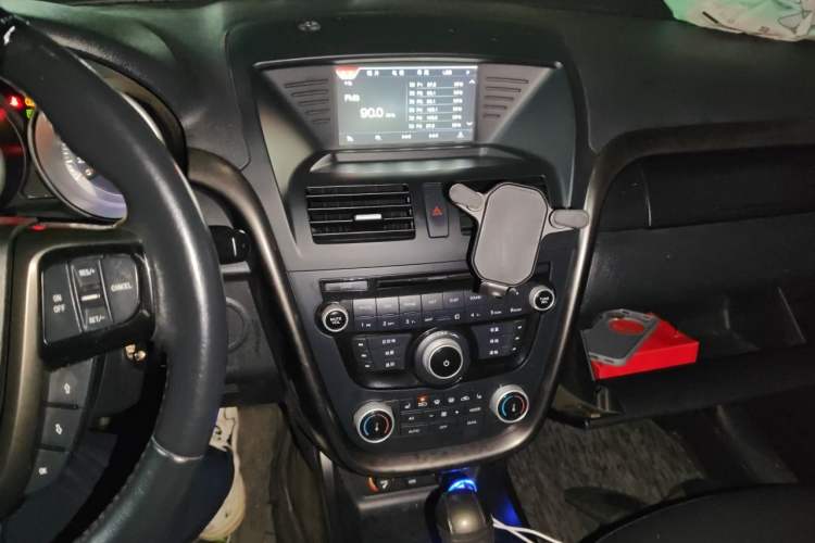 Used Bestune X80 2015 2.0L automatic luxury version Audio And AC Panel