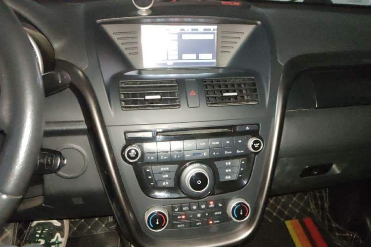 Used Bestune X80 2015 2.0L automatic luxury version Audio And AC Panel