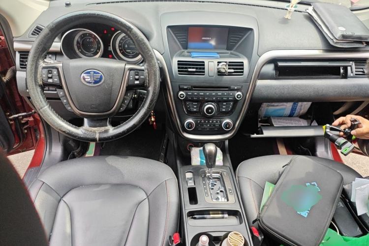 Used Bestune X80 2015 2.0L automatic luxury version Center Console