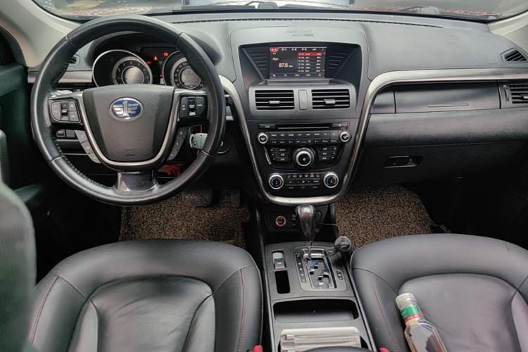 Used Bestune X80 2015 2.0L automatic luxury version Center Console