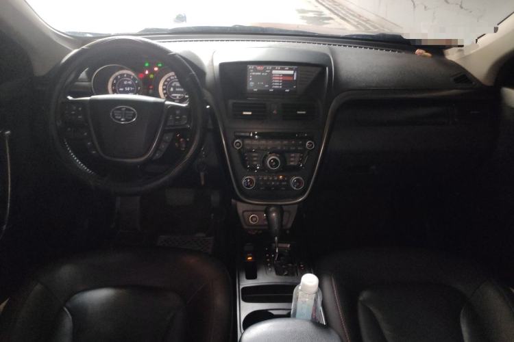 Used Bestune X80 2015 1.8T Automatic Luxury Model Center Console