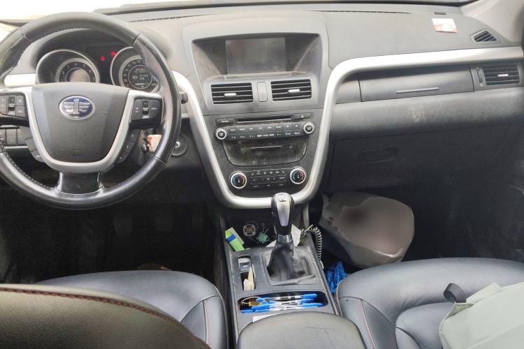 Used Bestune X80 2015 2.0L Manual Luxury Edition Center Console