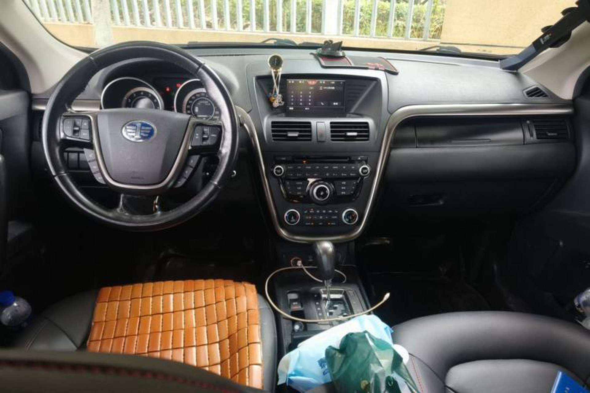 Used Bestune X80 2015 1.8T Automatic Luxury Model Center Console