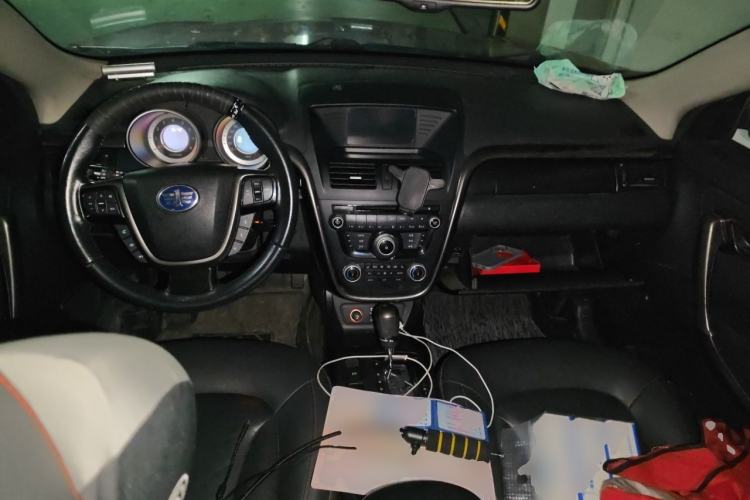 Used Bestune X80 2015 2.0L automatic luxury version Center Console