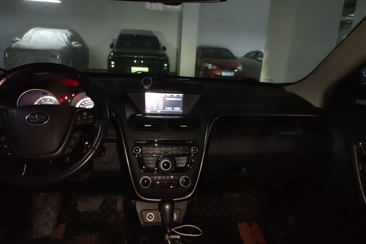 Used Bestune X80 2015 2.0L automatic luxury version Center Console