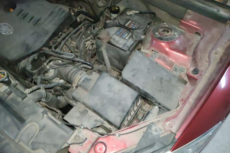 Used Bestune X80 2015 2.0L automatic luxury version Engine Bay Left