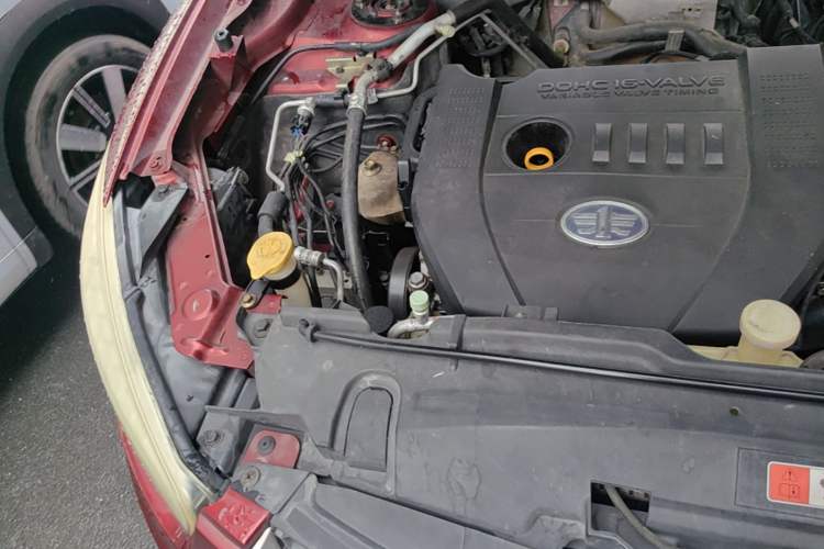 Used Bestune X80 2015 2.0L automatic luxury version Engine Bay Right