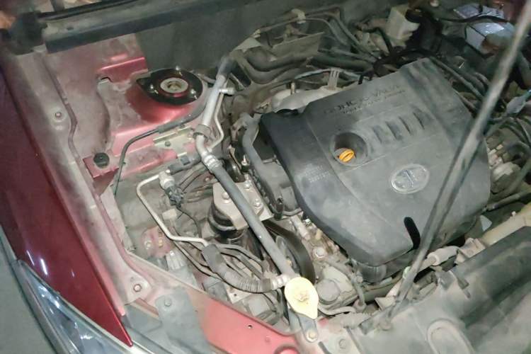 Used Bestune X80 2015 2.0L automatic luxury version Engine Bay Right