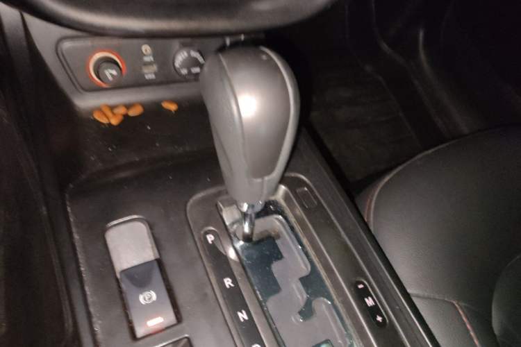 Used Bestune X80 2015 1.8T Automatic Luxury Model Gear Lever