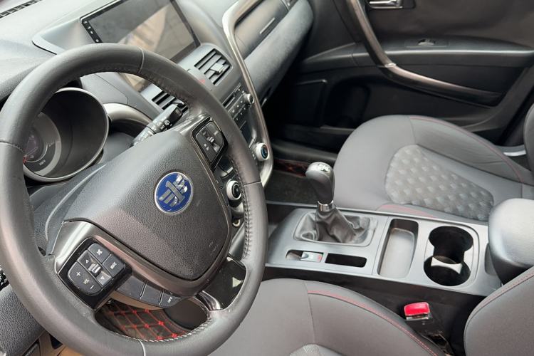 Used Bestune X80 2015 2.0L Manual Comfort 2nd Anniversary Edition Interior 4