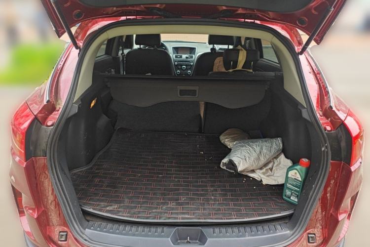 Used Bestune X80 2015 2.0L automatic luxury version Trunk
