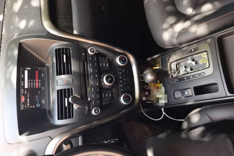 Used Bestune X80 2015 2.0L automatic luxury version Audio And AC Panel