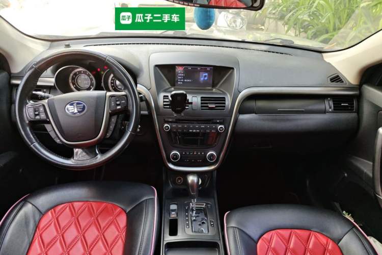 Used Bestune X80 2015 2.0L automatic luxury version Center Console