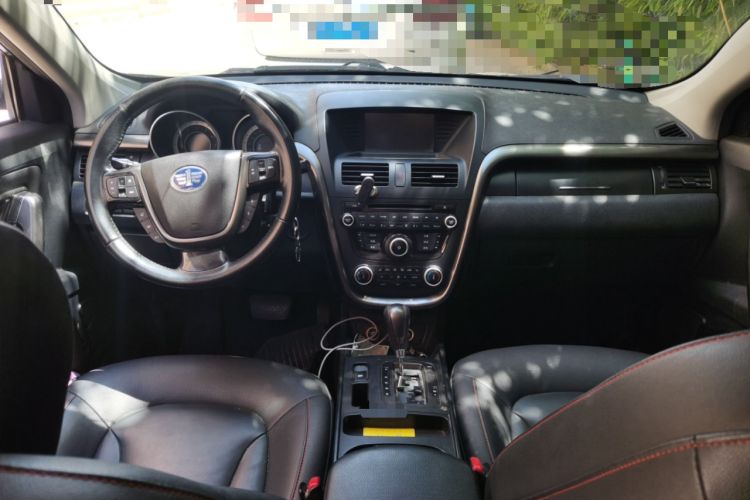 Used Bestune X80 2015 2.0L automatic luxury version Center Console
