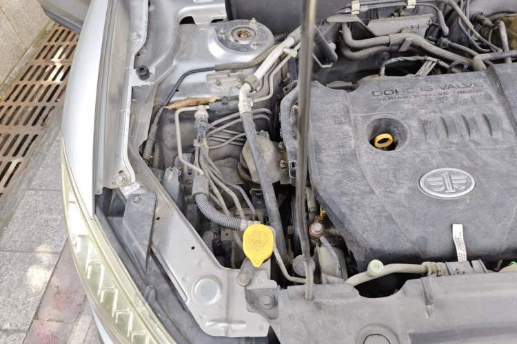 Used Bestune X80 2015 2.0L automatic luxury version Engine Bay Right