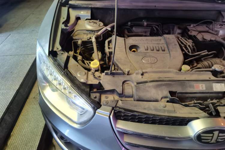 Used Bestune X80 2015 2.0L automatic luxury version Engine Bay Right