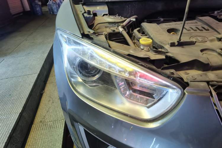 Used Bestune X80 2015 2.0L automatic luxury version Right Front Headlight