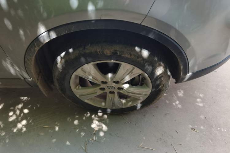 Used Bestune X80 2015 2.0L automatic luxury version Right Front Wheel Hub