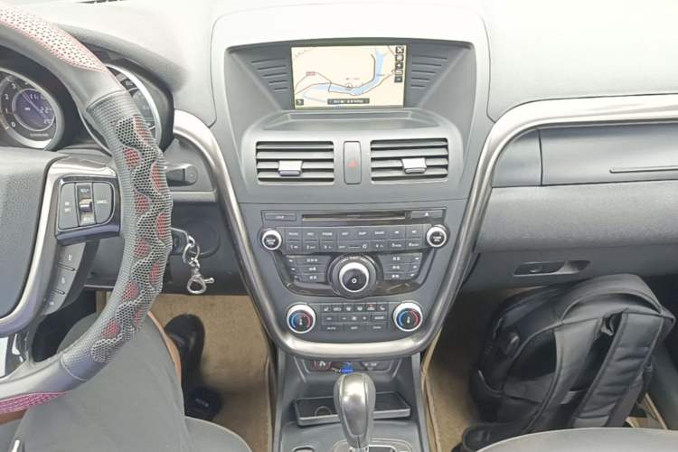 Used Bestune X80 2015 2.0L automatic luxury version Audio And AC Panel
