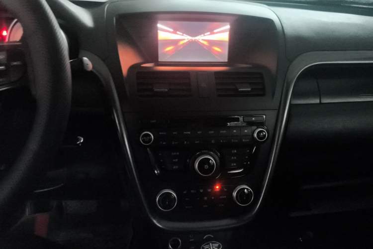 Used Bestune X80 2015 2.0L automatic luxury version Audio And AC Panel
