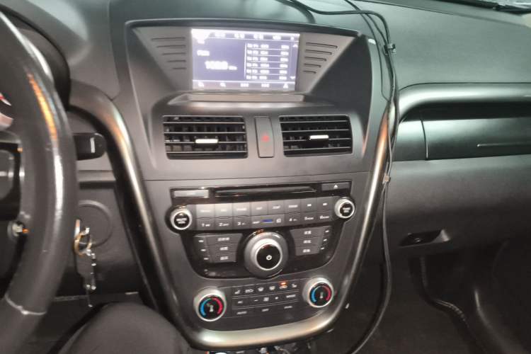 Used Bestune X80 2015 1.8T Automatic Luxury Model Audio And AC Panel
