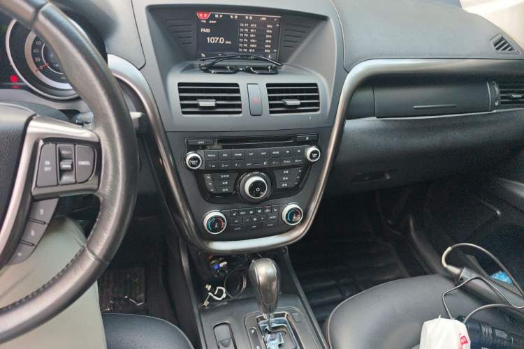 Used Bestune X80 2015 2.0L automatic luxury version Audio And AC Panel