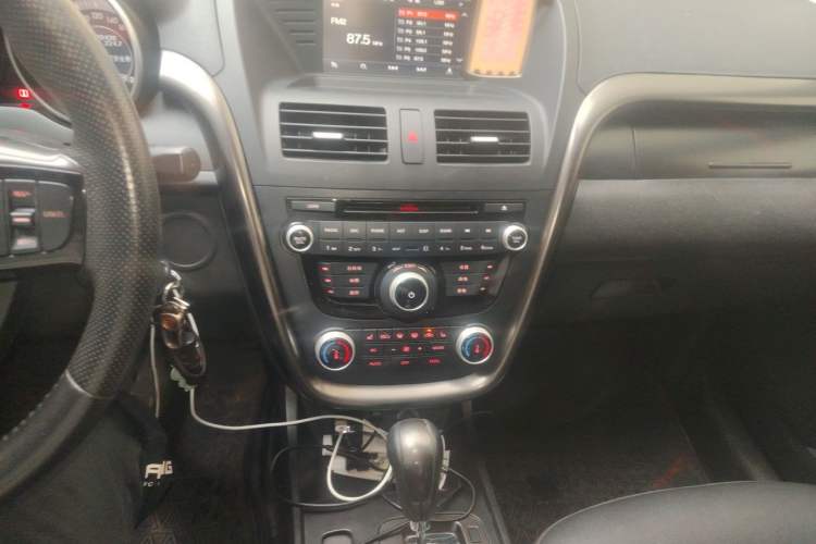 Used Bestune X80 2015 2.0L automatic luxury version Audio And AC Panel