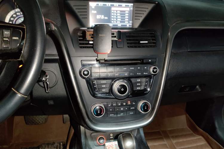 Used Bestune X80 2015 1.8T Automatic Luxury Model Audio And AC Panel