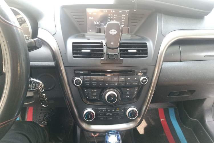 Used Bestune X80 2015 2.0L automatic luxury version Audio And AC Panel