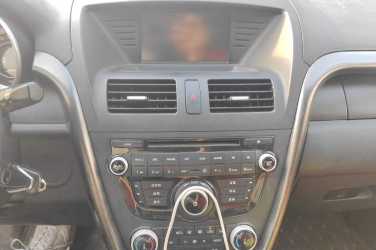 Used Bestune X80 2015 2.0L automatic luxury version Audio And AC Panel