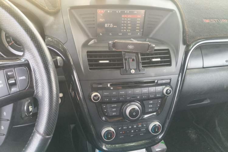 Used Bestune X80 2015 1.8T Automatic Sport Model Audio And AC Panel