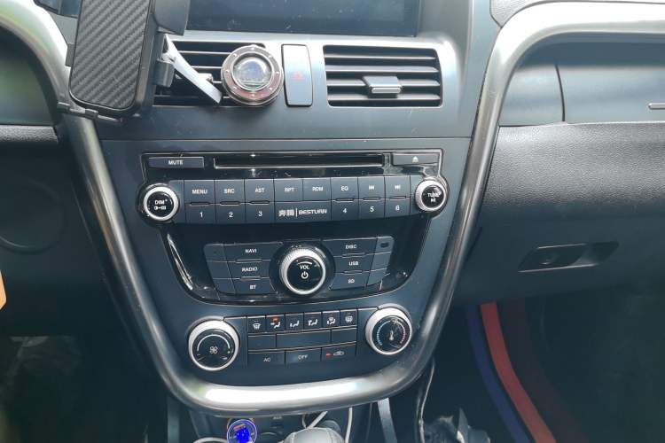 Used Bestune X80 2015 2.0L Automatic Comfort Anniversary Edition Audio And AC Panel