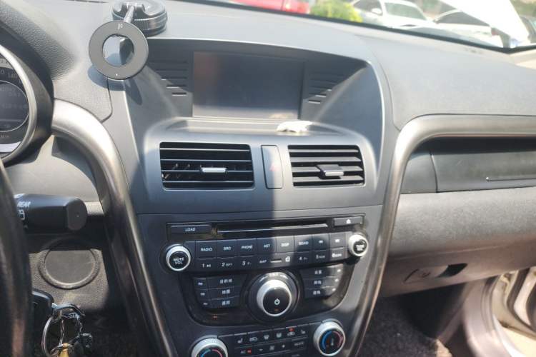 Used Bestune X80 2015 2.0L automatic luxury version Audio And AC Panel