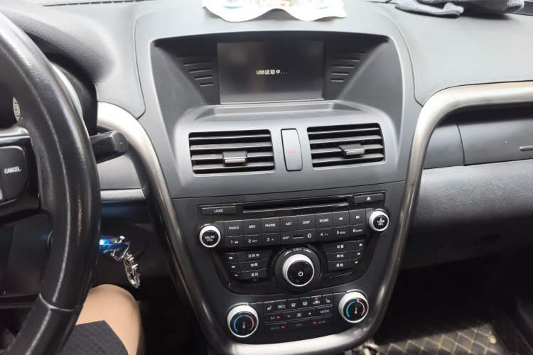 Used Bestune X80 2015 2.0L automatic luxury version Audio And AC Panel