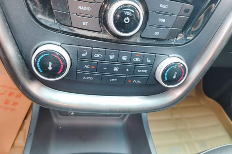 Used Bestune X80 2015 2.0L Manual Luxury Edition Audio And AC Panel