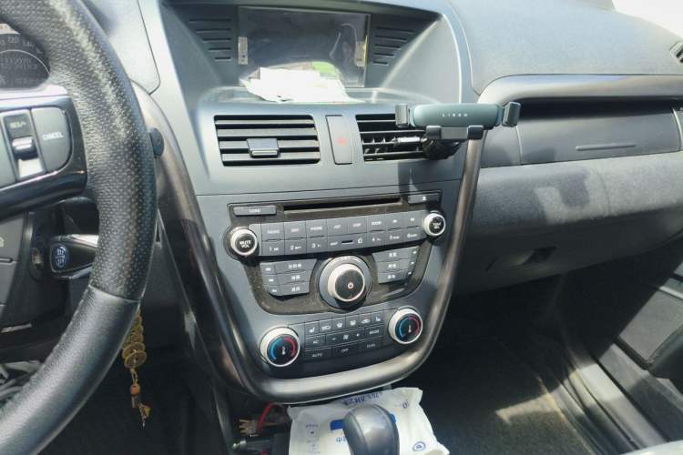Used Bestune X80 2015 2.0L automatic luxury version Audio And AC Panel