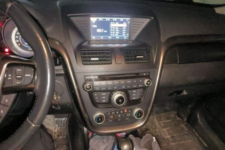 Used Bestune X80 2015 2.0L automatic luxury version Audio And AC Panel